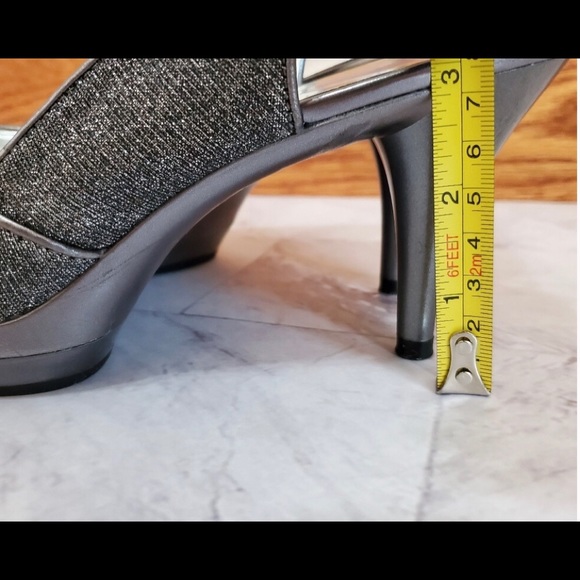 Pair of special occasion heels - Picture 2 of 11